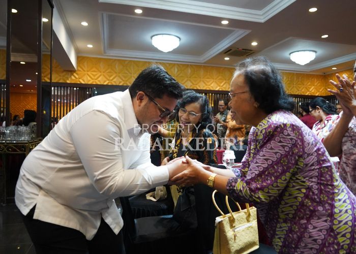TAMBAH AMUNISI: Cabup Dhito bersalaman dengan anggota Bamag Kabupaten Kediri.