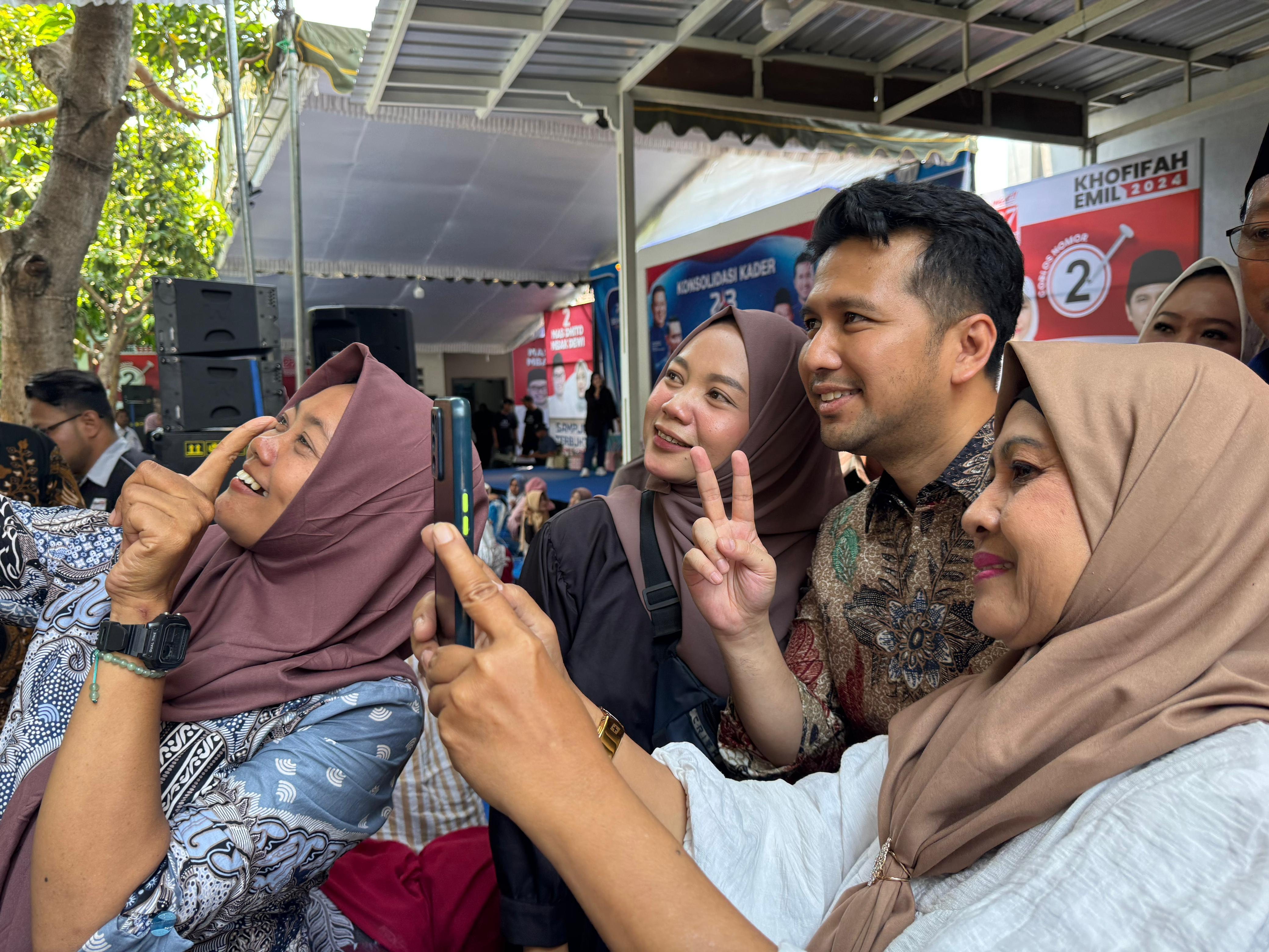 Dukungan bagi pasangan calon Gubernur Jawa Timur Khofifah Indar Parawansa dan Emil Elestianto Dardak semakin deras. Kali ini, dukungan datang dari ratusan kelompok usaha ibu-ibu pengrajin anyaman tas