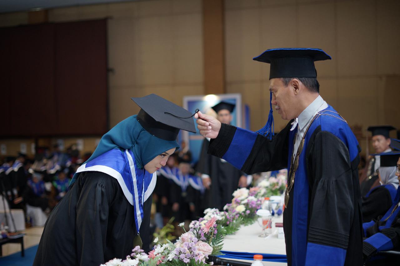 LULUS: Rektor UNP Kediri Dr Zainal Afandi MPd mewisuda mahasiswa di IKCC Kota Kediri.
