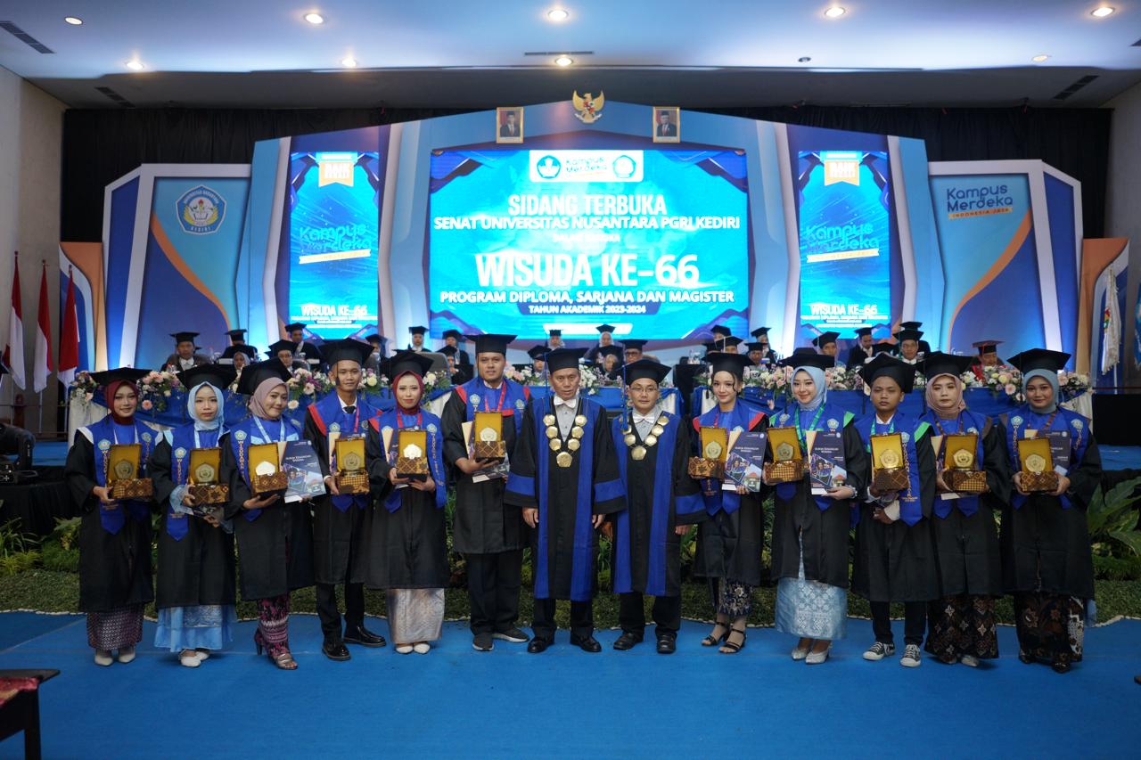 KEREN: Ribuan mahasiswa UNP Kediri yang menjalani proses wisuda, Minggu (13/10).