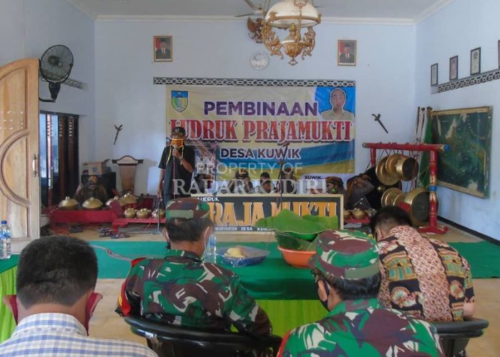 LESTARIKAN BUDAYA: Pemdes Kuwik mewajibkan perangkat desanya untuk menguasai kesenian ludruk.