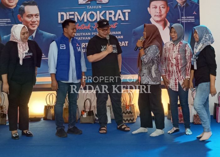 PATEN: Cabup Dhito menjawab pertanyaan warga yang ikut pelatihan menganyam tas yang diselenggarakan Partai Demokrat.