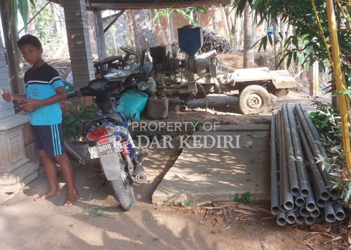 BENCANA KEKERINGAN: Pipa paralon tergeletak di rumah warga yang mengalami kekurangan air bersih.
