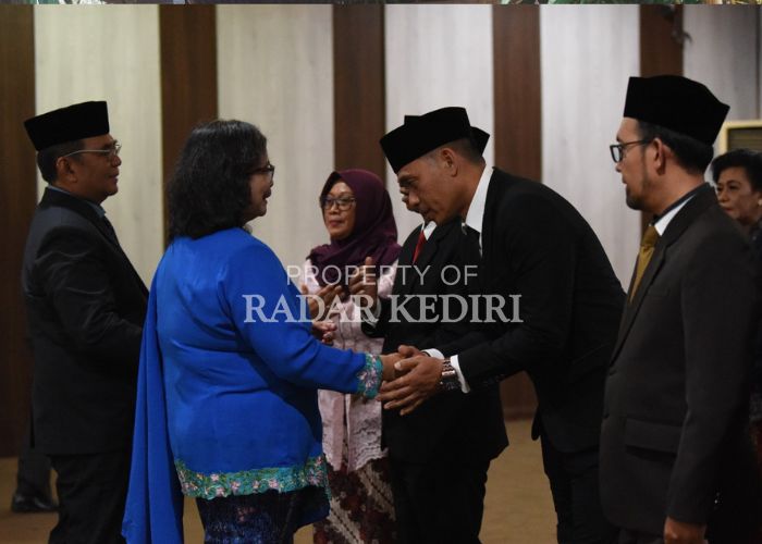 SELAMAT: Pj Wali Kota Kediri Zanariah menyalami Kalaksa BPBD yang baru dilantik, Joko Arianto, saat pelantikan di Ruang Jayabaya