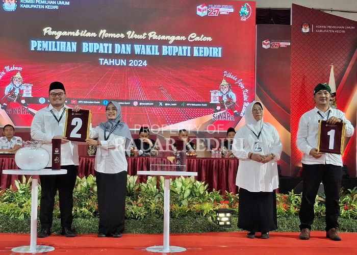 SIAP ADU GAGASAN: Pasangan Calon Bupati dan Wakil Bupati Kediri saat pengambilan nomor undian pada September lalu.