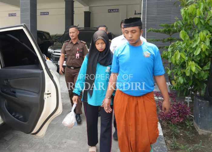 SEGERA SIDANG: Pasturi pembunuh balita tiga tahun  di Ngasem,  Kediri dikawal petugas Kejaksaan Negeri Kabupaten Kediri.