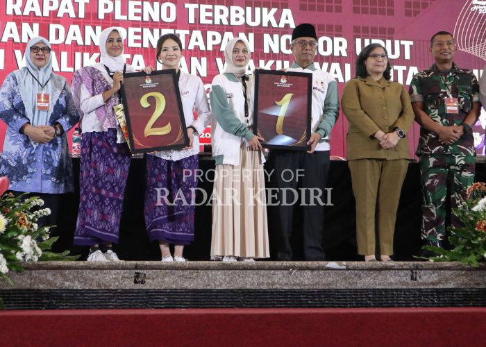 ADU PROGRAM: Pasangan Calon Wali Kota dan Wakil Wali Kota Kediri saat pengambilan nomor urut pada September lalu.