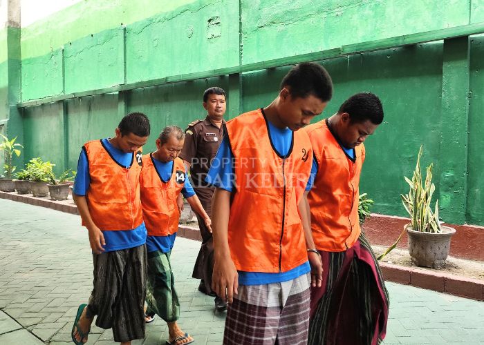 LESU: Slamet (dua dari kiri), terdakwa kasus penculikan seroang wanita asal Mojoroto, saat berjalan menuju ruang sidang kemarin.