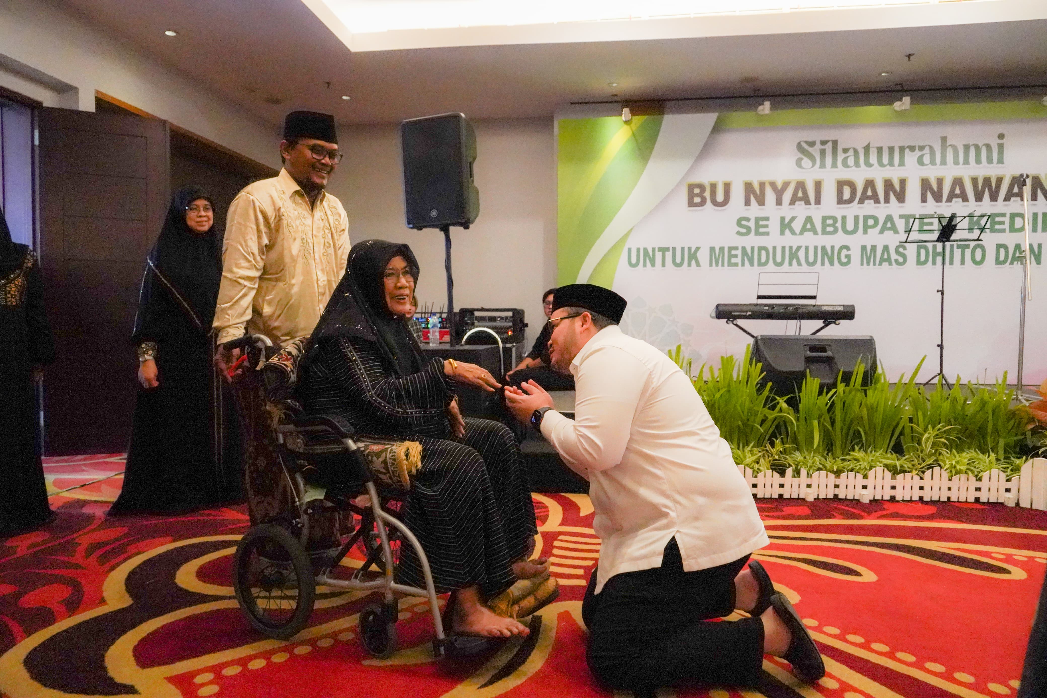 DAPAT RESTU: Cabup Kediri Hanindhito Himawan Pramana saat bertemu Pengasuh Pondok Pesantren Al-Badrul Falah, Ploso, Kabupaten Kediri Nyai Lailatul Badriyah.