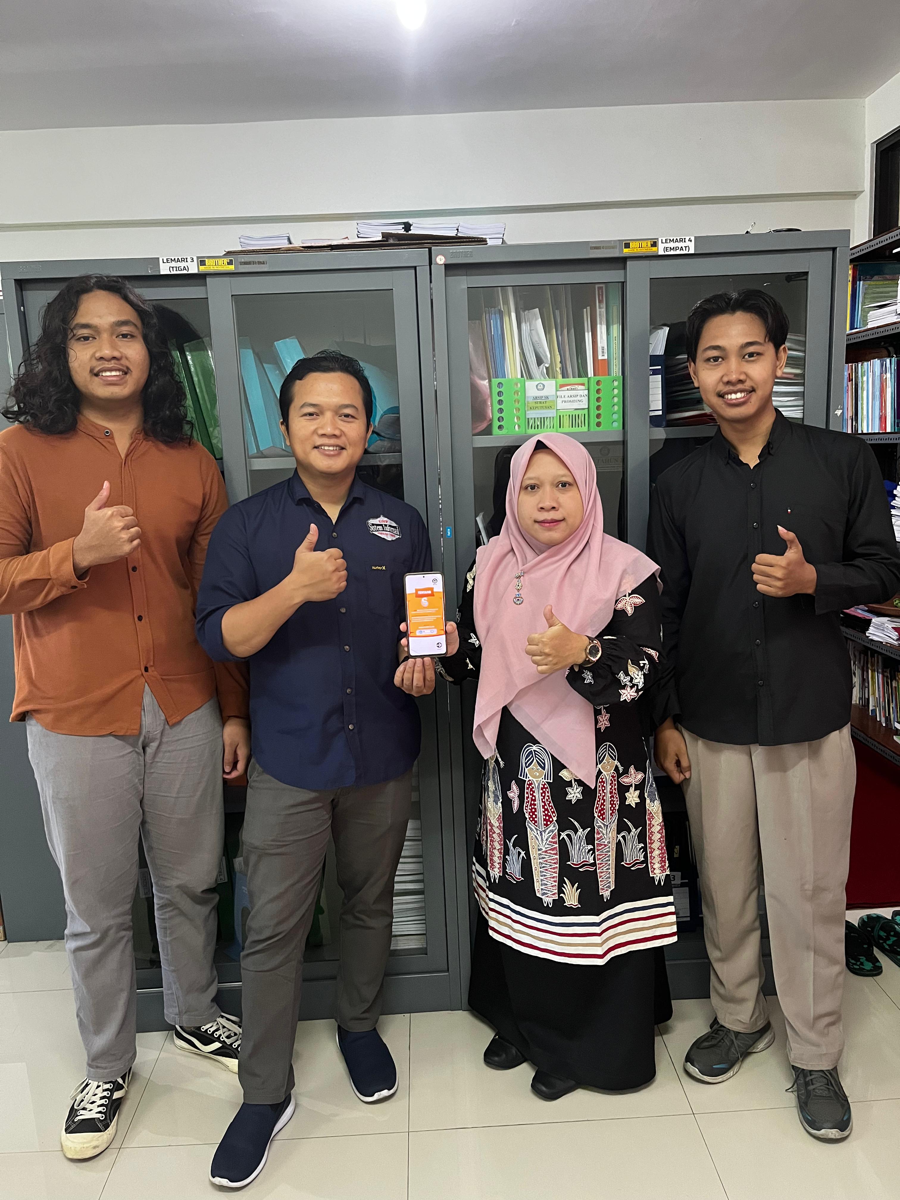 INOVATIF: Tim Pengembang Dosen dan Mahasiswa UNP Kediri berfoto sembari menunjukkan Aplikasi Digital Pembelajaran Statistika bernama