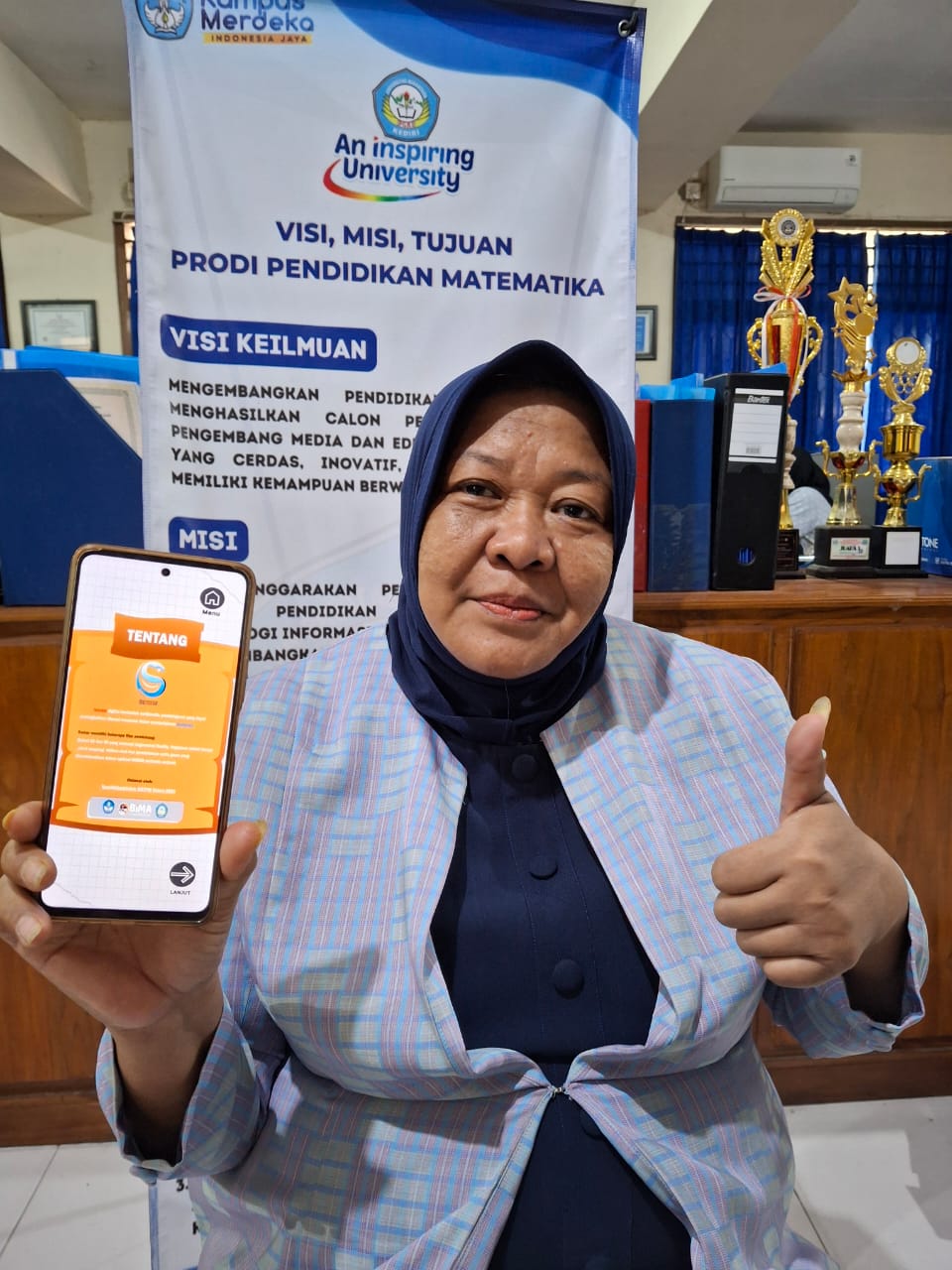 BERMANFAAT: Dosen Statistika UNP Kediri saat menunjukkan laman aplikasi Semar dan menjadi salah satu pengguna aplikasi tersebut.
