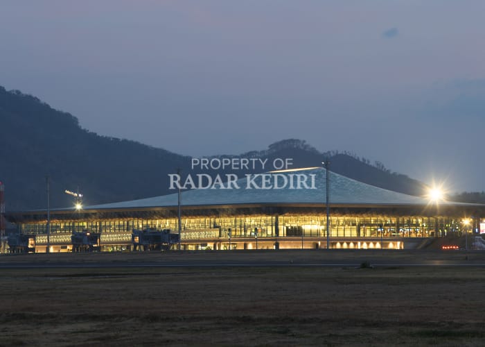 GEMERLAP: Bandara Dhoho Kediri di malam hari.