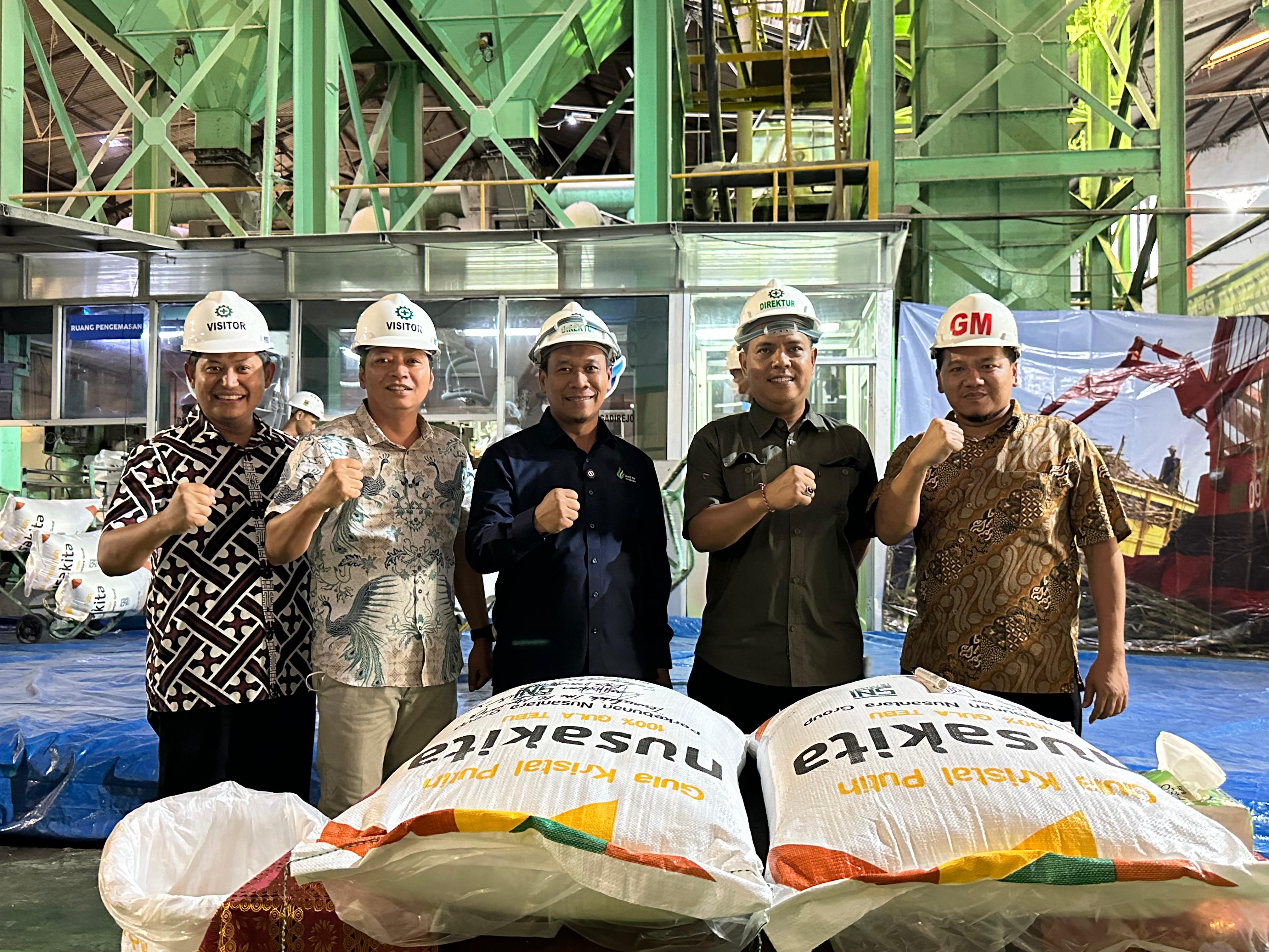 SEMANGAT: Dirut PT SGN Mahmudi SP MSi (tengah), Plt Dirjen Perkebunan Kementan RI Heru Tri Widarto SSi MSc (dua dari kanan) usai menandatangani karung gula hasil produksi PG Ngadiredjo.