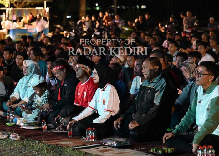 MEMBLUDAK: Pasangan calon Vinanda - Gus Qowim membaur bersama pendukungnya yang didominasi anak muda.