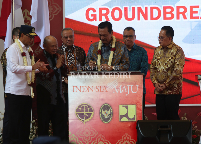 BAKAL RAMAI: Menko Marves RI Luhut Binsar Pandjaitan saat berada di Bandara Dhoho.