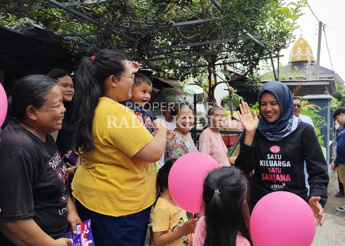 SEMRINGAH: Calon Wali Kota Kediri Fey disambut senyuman para pendukungnya.