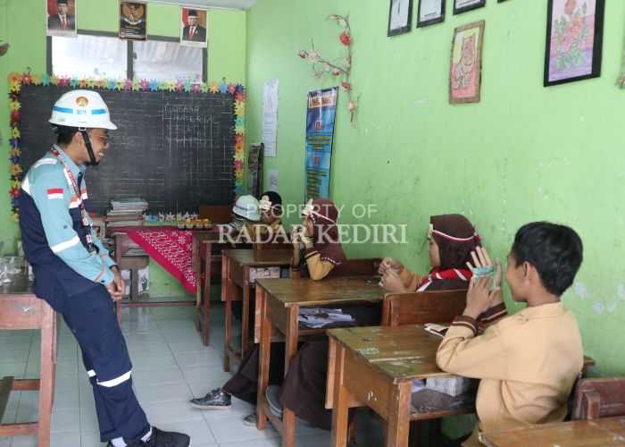 Relawan-relawan pengajar ini memaknai belajar dari sudut pandang yang luas. Mereka mengenalkan anak-anak dengan dunia karir orang dewasa yang beragam dan penuh warna. Tujuannya untuk mengajak mereka m