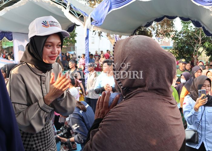 ANTUSIAS: Warga Kelurahan Banaran semangat bertemu Vinanda. Mereka berharap Mbak Nanda jadi Wali Kota kebanggaan warga Banaran.