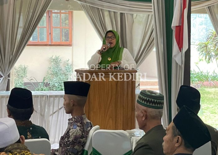 SAMBUTAN: Calon Wakil Bupati Kediri Mudawamah saat berpidato di hadapan anggota FKDT Kabupaten Kediri.