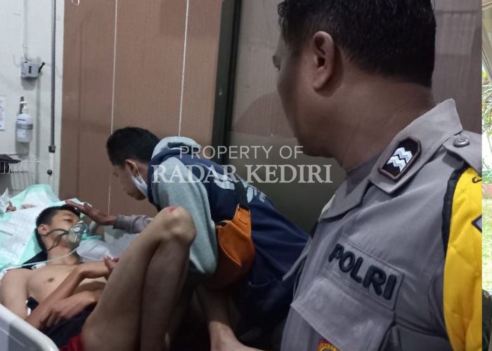 MASIH LEMAS: Polisi menemui korban kecelakaan yang selamat dari peristiwa maut di Ngasem, Kediri.