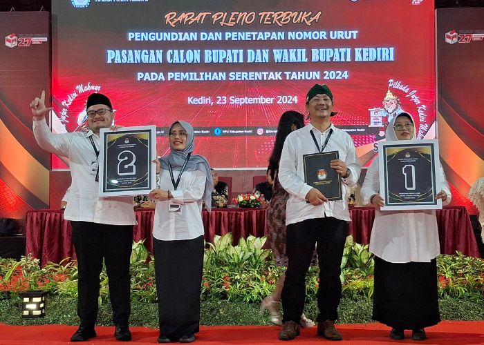 SIAP ADU GAGASAN: Pasangan calon kepala daerah Kabupaten Kediri menunjukkan nomor urut.