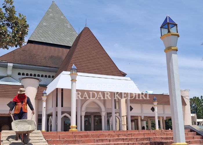 IKONIK: Seorang pekerja melintas di akses jalan untuk disabilitas di Masjid Anu Nur Pare.