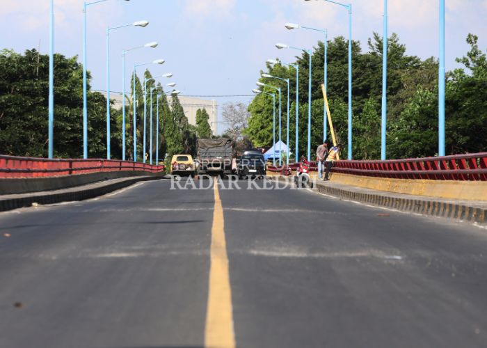 Sejumlah lekukan di Jembatan Semampir terlihat jelas saat pekerja dari BBPJN Jawa Timur-Bali melakukan uji pembebanan kemarin. Rencananya, jembatan yang dibangun sejak 1992 silam itu akan dibangun kem