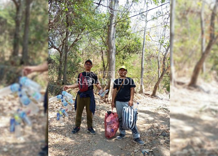 CINTA LINGKUNGAN: Muhammad Isnan (kiri) dan Patna Sunu menunjukkan sampah yang berhasil mereka kumpulkan dari jalur pendakian di Gunung Klotok (10/10).