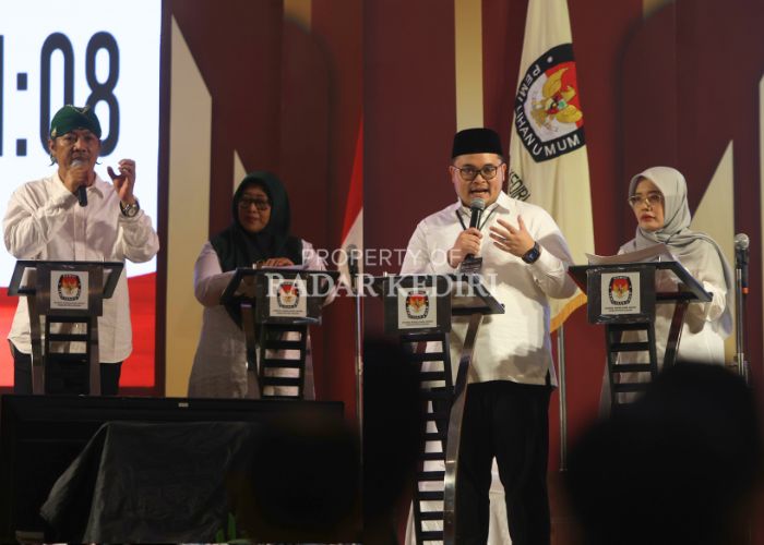 ADU PROGRAM: Pasangan Deny WidyanarkoMudawamah (foto kiri) dan Hanindhito Himawan PramanaDewi Mariya Ulfa dalam debat publik di Insumo Kediri Convention Centre tadi malam.