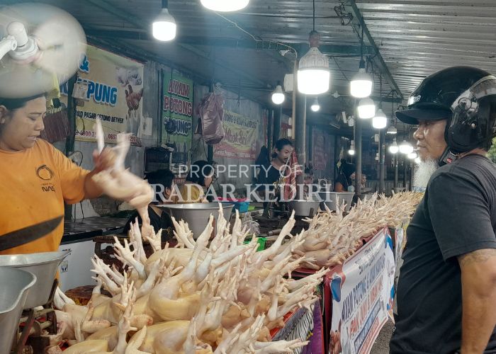 MELONJAK: Pedagang ayam di Pasar Setonobetek melayani konsumen.