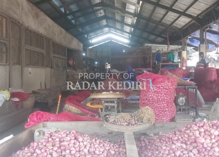 TIDAK MUSIM PANEN: Stok bawang merah di Pasar Induk Pare masih aman.