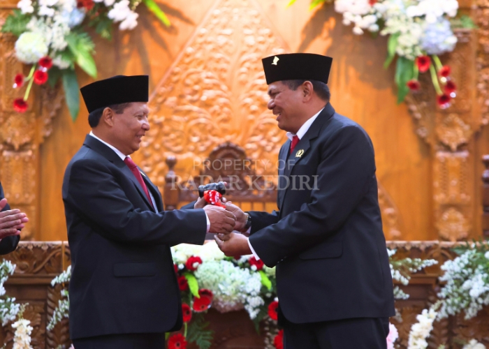 DEFINITIF: Murdi Hantoro (kiri) dilantik menjadi Ketua DPRD Kabupaten Kediri Periode&nbsp;2024-2029.