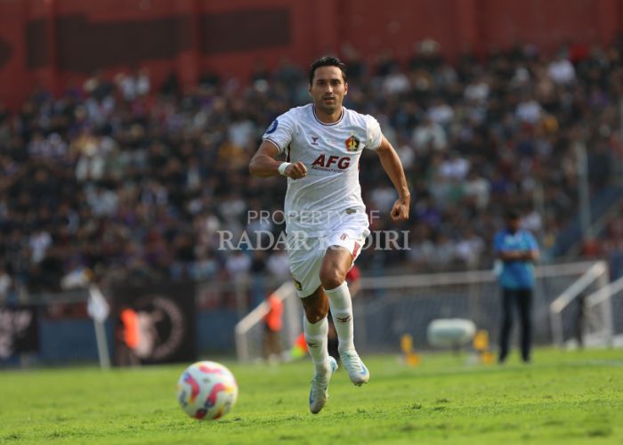 LAGA BERAT: Ezra Walian bakal bersua kembali dengan Persib Bandung.