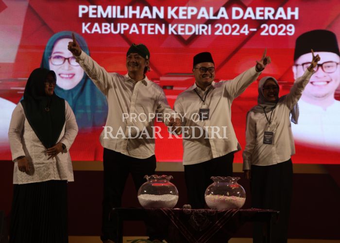 SEJUK: Deny-Dhito bergandengan tangan usai debat perdana yang digelar KPU Kabupaten Kediri di IKCC.