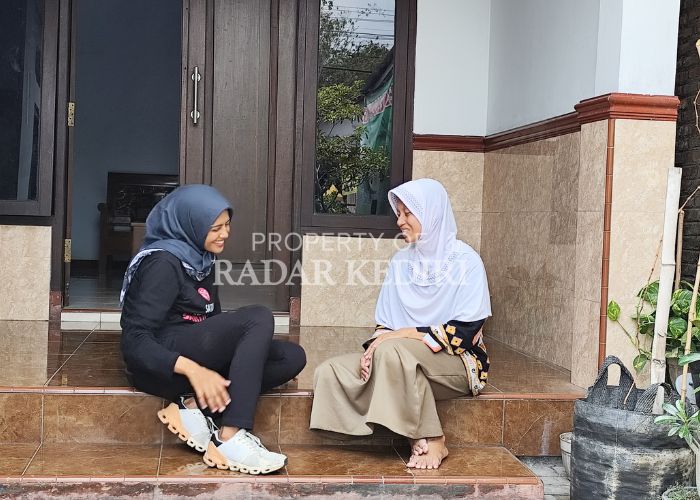 RAMAH: Fey berbincang dengan seorang ibu di Kelurahan Bawang. Saat menyapa warga, pasangan perempuan ini kerap dicurhati ibu hamil.