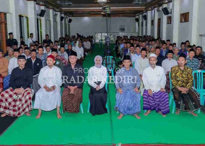 SEMAKIN SOLID: Pasangan Vinanda- Gus Qowim foto bersama ulama dan para santri di Pondok Pesantren Lirboyo.