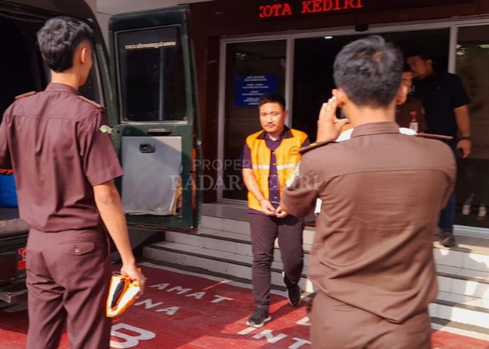 PESAKITAN: Tersangka model bisnis madu klanceng.