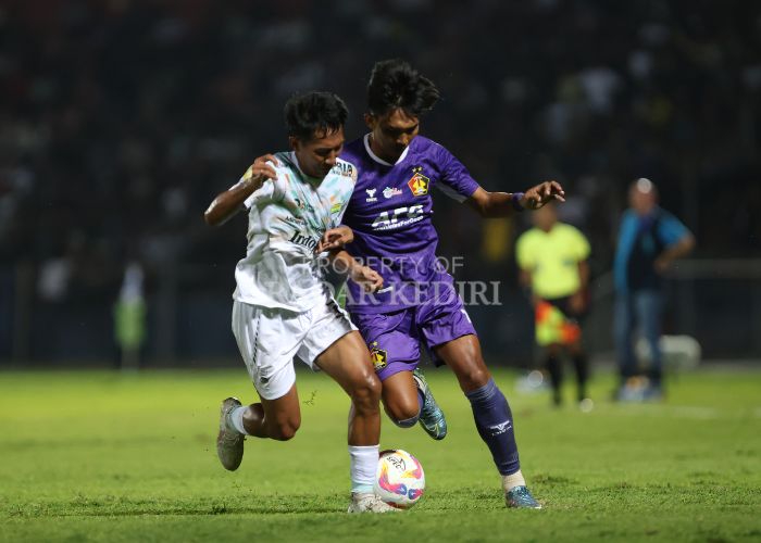 ADU FISIK: Fullback Persik Kediri Yusuf Meilana berduel dengan pemain Persib Bandung di Stadion Brawijaya, Kota Kediri.
