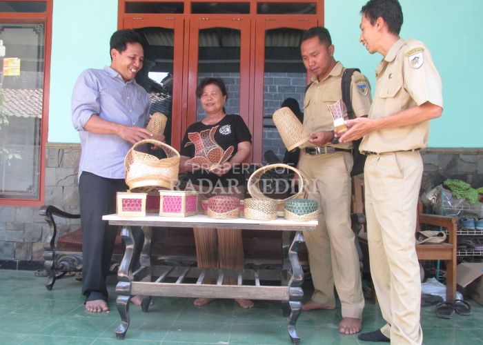 KREATIF: Endang bersama perangkat desa Kanigoro menunjukkan UMKM kerajinan.