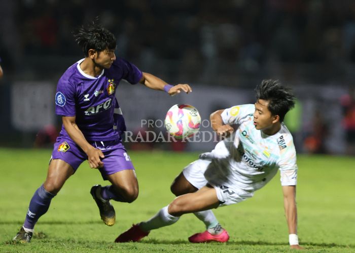 BERJIBAKU: Winger Persik Kediri Riyatno Abiyoso berusaha melewati hadangan pemain Persib Bandung saat berlaga di Stadion Brawijaya kemarin malam.