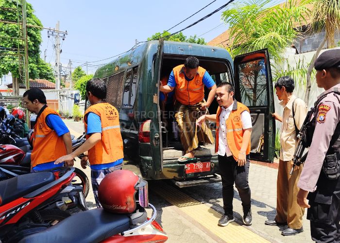 SIAP IKUTI SIDANG: Petugas mengawal Chrisma Dharma Ardiansyah (kemeja putih) untuk masuk ke ruang tahanan sementara.