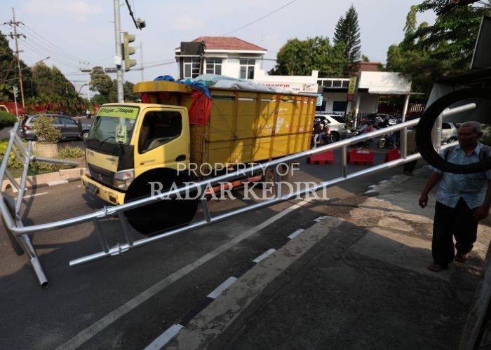 RINGSEK: Truk yang dikemudikan Juari berhenti setelah menabrak portal setinggi 2 meter di Jembatan Semampir.