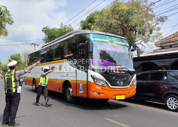 STOP: Petugas Satlantas Polres Kediri Kota menghentikan bus yang melanggar aturan lalu lintas.