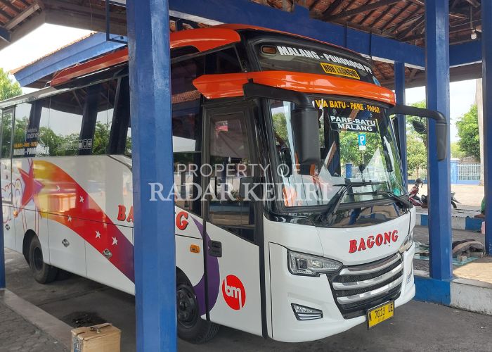 TRAYEK BARU: Bus Bagong jurusan Malang-Ponorogo saat menunggu penumpang di Terminal Pare. Sekarang dibuka perjalanan baru Malang-Magetan.