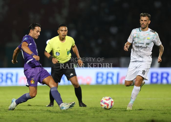 REUNI: Ezra Walian bersua dengan mantan timnya Persib Bandung.