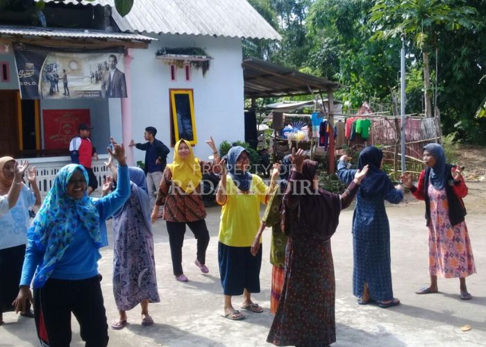 SEHAT: Senam pagi menjadi salah satu kegiatan setiap posyandu lansia.