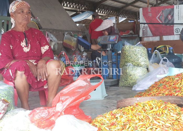 HARGA NAIK: Seorang pedagang cabai di Pasar Induk Pare menunggu pembeli.