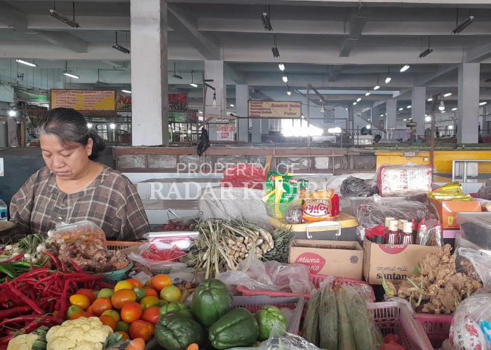 SEPI: Pedagang Pasar Setonobetek Kota Kediri menjaga jualannya .