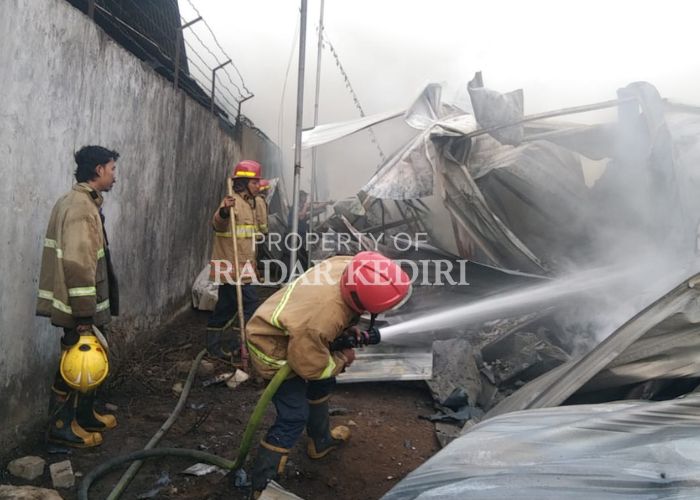 KERJA KERAS: Petugas damkar saat memadamkan api di gudang penyimpanan  di Desa Adan-Adan, Gurah, Kediri.