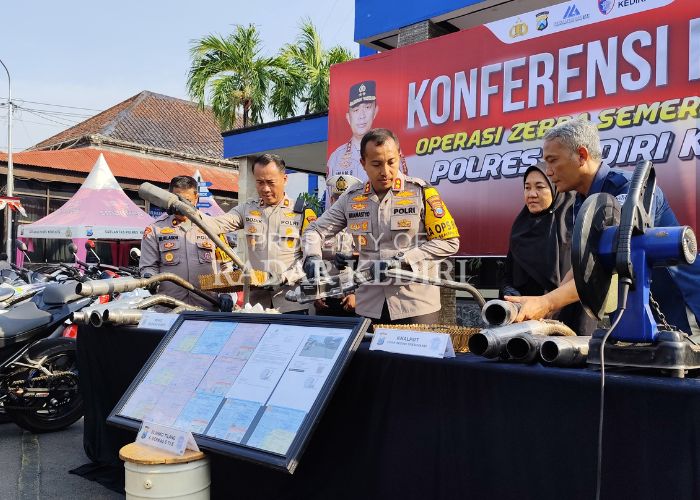 BARANG BUKTI: Kapolres Kediri Kota AKBP Brmastyo menunjukkan sitaan knalpot brong hasil operasi zebra.